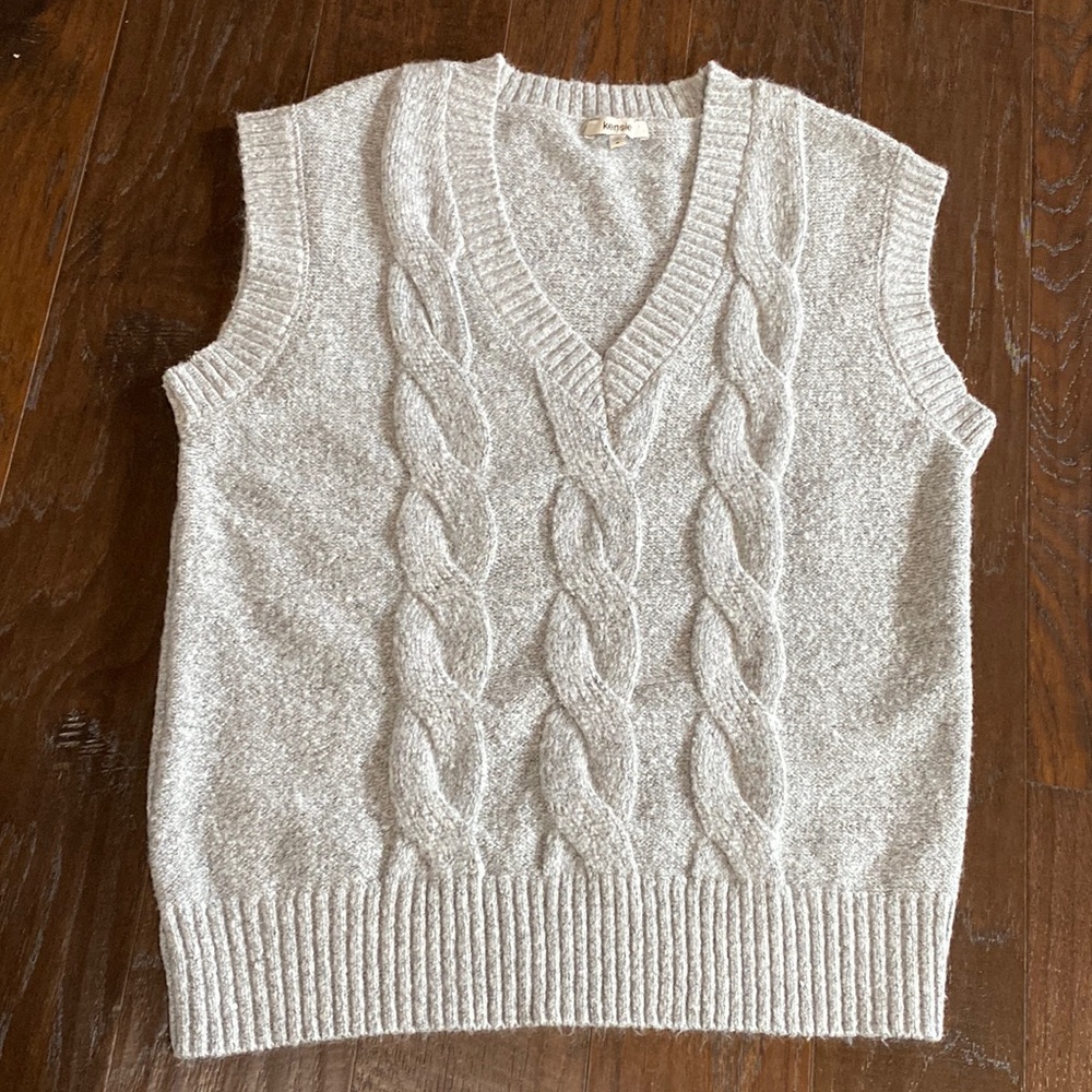 Kensie light gray v-neck cable knit sleeveless sweater vest vintage style